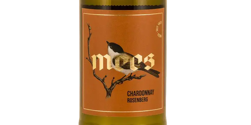 Weingut Mees Chardonnay Rosenberg Flasche mit Vogelillustration auf orangefarbenem Etikett.