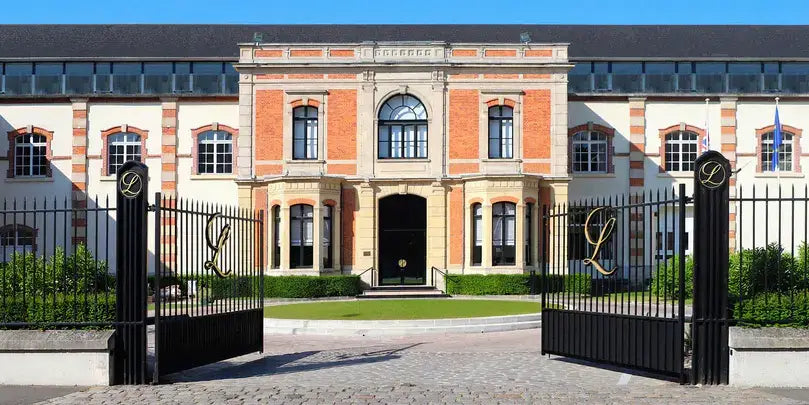 Champagne Lanson – Eingangsbereich des historischen Produktionshauses mit eleganter Architektur und offenen Toren.