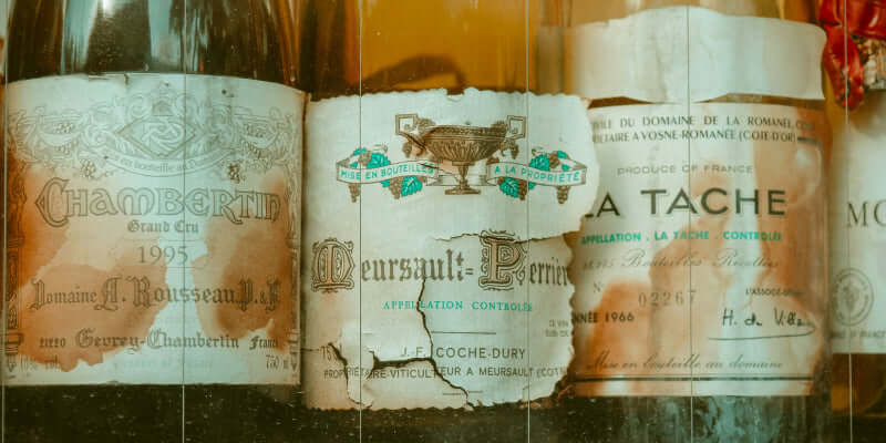 Naturwein-Flaschen mit historischen Etiketten aus dem Burgund, darunter Chambertin und La Tâche.