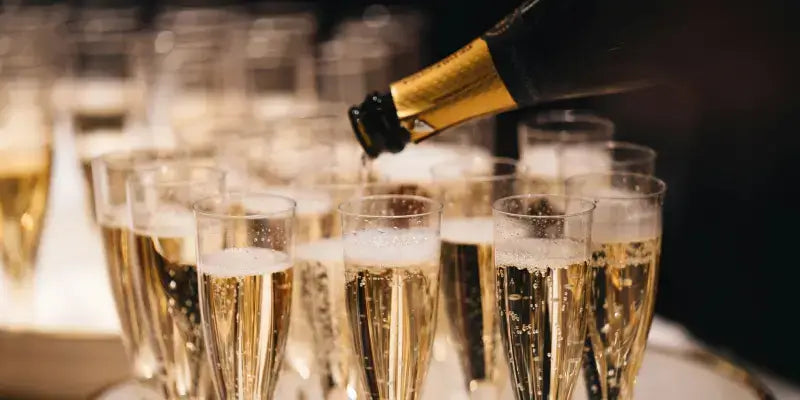 Die Kunst des Schaumweins: Sekt wird in Gläser mit feinen Bläschen eingeschenkt, bereit für ein festliches Event.