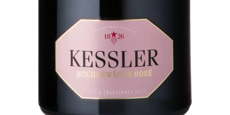 Kessler Hochgewächs Rosé Flasche mit eleganter Etikettengestaltung, 750 ml Qualitätsschaumwein, ideal für festliche Anlässe.