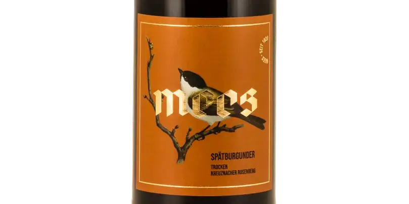 Spätburgunder Rosenberg von Weingut Mees in eleganter Flasche mit Vignette und orangefarbenem Etikett.