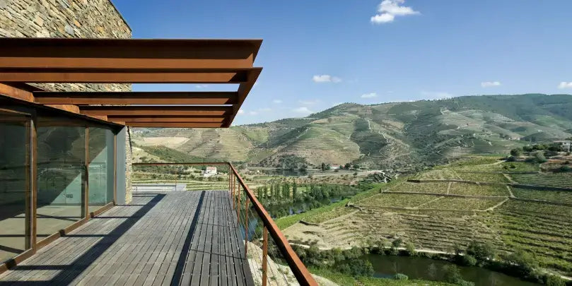 Niepoort White – Moderne Architektur mit Blick auf die Weinberge des Douro-Tals in Portugal.