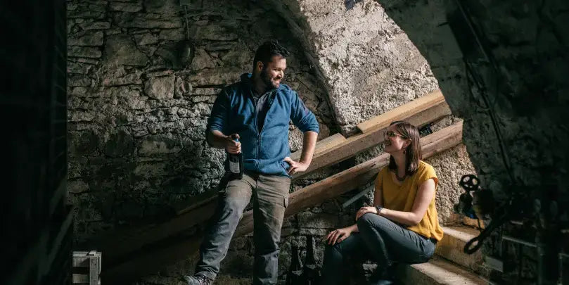 Kopp und der Roter Porphyr Spätburgunder: Winzer im Weinkeller bei der Arbeit.
