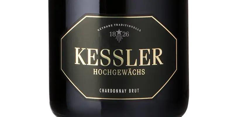 Kessler Hochgewächs Chardonnay Brut Flasche mit eleganter schwarzer Etikettierung und goldener Schrift.