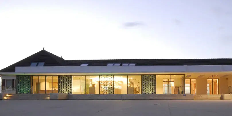 Weingut Champagne Mailly, moderne Architektur mit großen Fenstern und erstklassiger Aussicht auf die Weinplantagen.