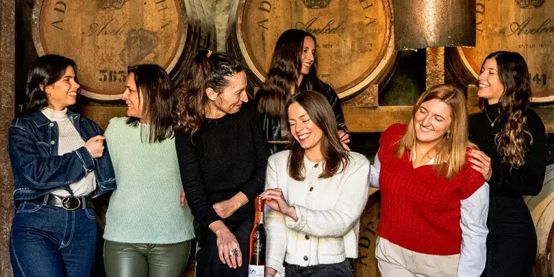 Adega Velha Brandy 30 Jahre: Sechs Frauen in traditionellen Weinkellern, umgeben von Eichenfässern.