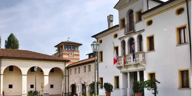 Prosecco Millesimato Brut Rosé DOC: Blick auf das Weingut Paladin, traditionelles Gebäude in Venetien.