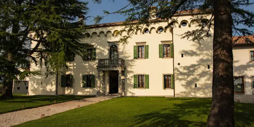 Torre Rosazza: Außenansicht des Weinguts mit gepflegtem Garten und historischem Gebäude in Friaul-Julisch Venetien.