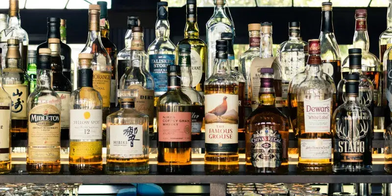 Whisky verschenken: Auswahl an verschiedenen Whiskyflaschen in einer Bar, ideal zum Geschenk finden.