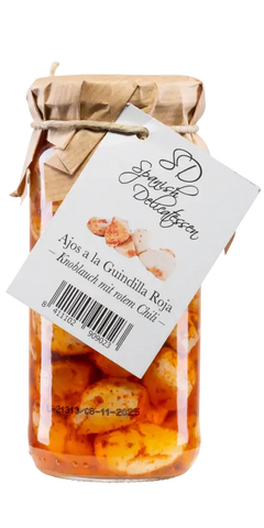 Ajos a la Guindilla Roja 230g Feinkost - knackig eingelegter Knoblauch in Peperonilake, ideal für Tapas oder mediterrane Vorspeisen.