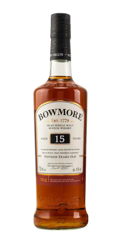 Schottischer Whisky Bowmore 15 Jahre, Islay Single Malt, Oloroso Sherry Cask Finish, intensive dunkle Farbe.