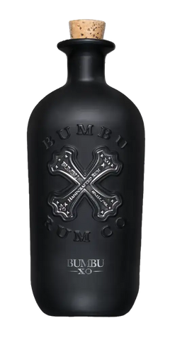BUMBU XO Rumflasche mit schwarzem Design und Korkverschluss, präsentiert reifen und komplexen Geschmack.
