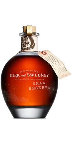 Kirk and Sweeney Gran Reserva Rum aus der Dominikanischen Republik, tief mahagonifarbene Flasche mit Etikett.