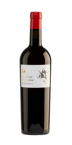 Palazzo Malgara Nero d'Avola, sizilianischer Rotwein mit leuchtendem Rubinrot und intensiven Brombeernoten.