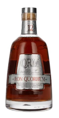 Quorhum 12 Jahre Rum aus der Dominikanischen Republik in eleganter Flasche, bernsteinfarben mit Komplexität.