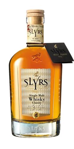 Deutscher Whisky Slyrs Classic Single Malt in klarer Flasche, ausgebranntes Eichenholz, fruchtige Aromen, elegante Struktur.