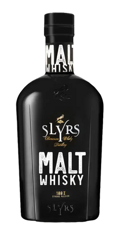 Deutscher Whisky Slyrs Malt in schwarzer Flasche, fruchtig, mild, mit Honigsüße und mineralischem Abgang.