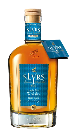 Deutscher Whisky Slyrs in einer Rumfass-Abfüllung, fünf Jahre gereift, Single Malt, handgefertigt in Deutschland.