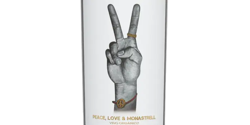 Peace, Love & Monastrell: Weinetikett mit Handzeichen und Symbolik für Frieden und Liebe.