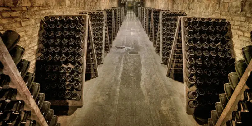 Segura Viudas: Weinkeller mit Regalreihen voller Flaschen für die Brut Reserva Heredad.