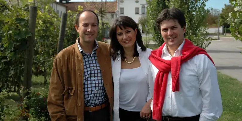 Weingut Paladin: Das Team im Weinberg von Venetien, umgeben von Reben und traditioneller Architektur.