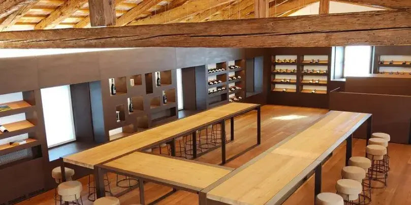 Weingut Torre Rosazza: Innenansicht des modernen Verkostungsraums mit Holzregalen und Tischen.