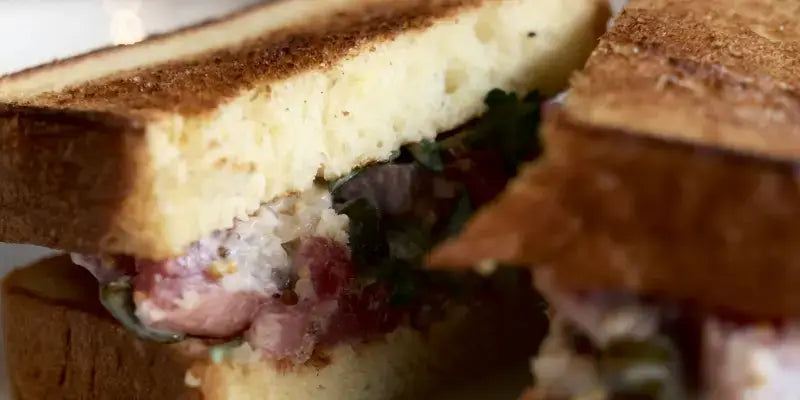 Artischockencreme mit Thunfisch auf geröstetem Brot, mediterraner Snack für Feinschmecker.