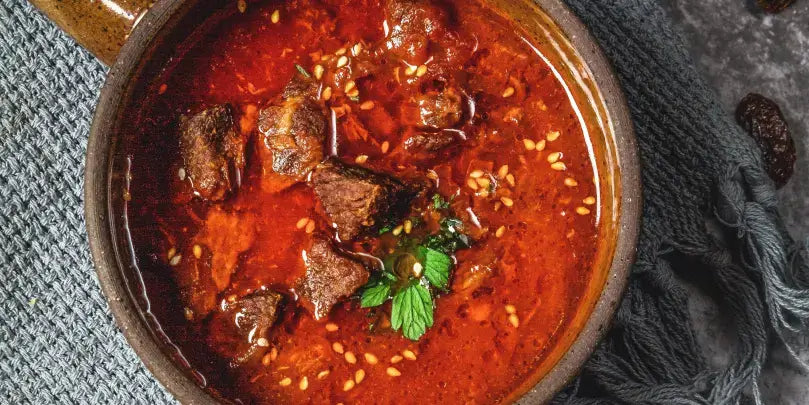 El Avión Pimentón Picante Ahumado – Traditioneller Eintopf mit zartem Fleisch und Gewürzen in roter Brühe.