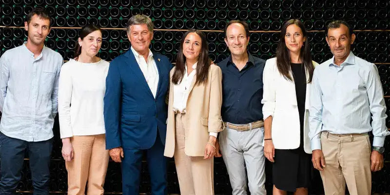 Castello Bonomi: Teamfoto vor Weinlager, Symbol für Tradition und Qualität in der Franciacorta-Weinproduktion.