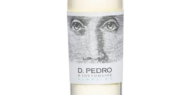 D. Pedro d’Soutomaior Albariño Weinflasche mit minimalistischer Etikettengestaltung in Weiß.