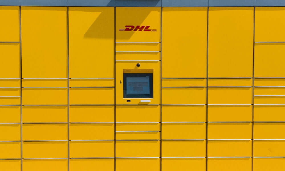 Eine gelbe Packstation  von dhl