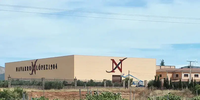 Bodegas Navarro López S.L. – Außenansicht des Weinguts mit Logo und Umgebung, Rueda, Spanien.
