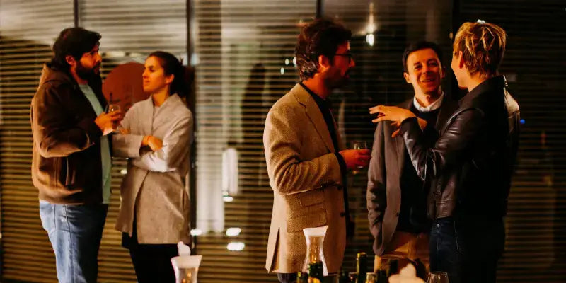 Ein unvergessliches Kundenevent mit Genuss: Kunden genießen ein Tasting und tauschen sich in stilvoller Atmosphäre aus.