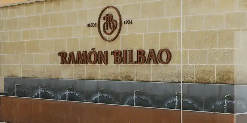 Ramon Bilbao Logo an der Fassade der Weinkellerei, Zeichen für Tradition seit 1924 in der Rioja-Region.