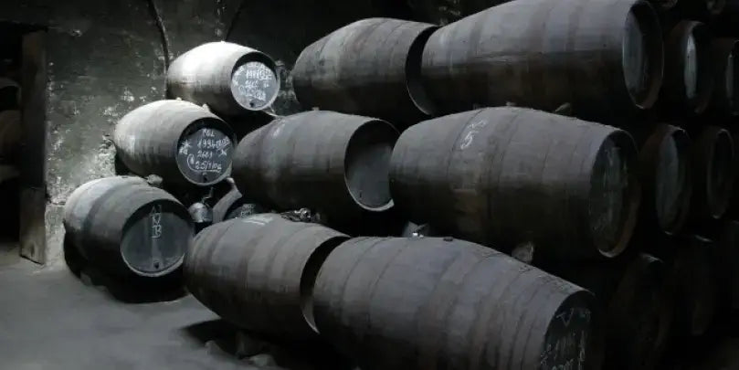 Niepoort Tawny: Reifung von Portwein in Holzfässern im Weinkeller, traditionell und handwerklich.