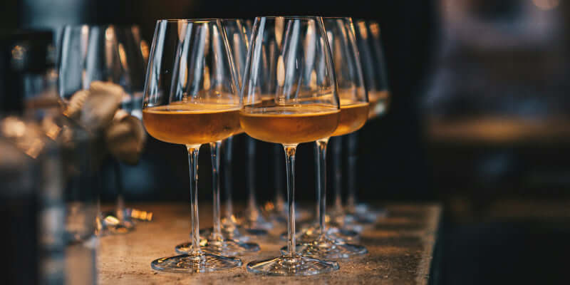 Wein-Tasting: Elegante Gläser mit edlem Wein auf einem Tisch, bereit für ein Genuss-Event von TIME 2 TASTE.