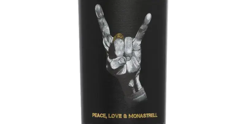 Peace, Love & Monastrell Etikett mit stilisierter Handgeste auf schwarzem Hintergrund. Innovatives Design für Weinliebhaber.