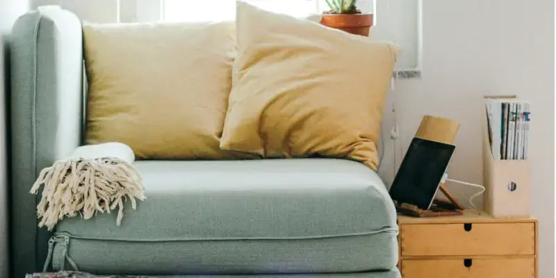 Feierabend: Gemütliches Sofa mit Kissen und Accessoires für entspannende Abende zu Hause.