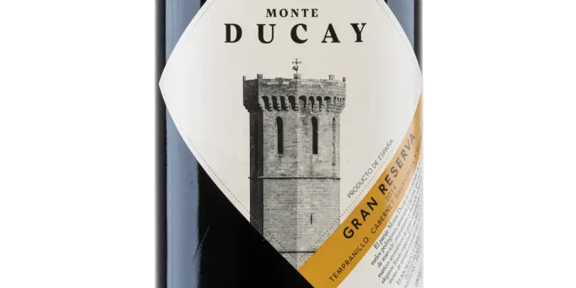 Bodegas San Valero Monte Ducay Gran Reserva Weinflasche mit historischer Turmabbildung.