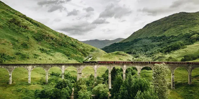 Glen: beeindruckende Brücke in schottischer Landschaft, umgeben von grünen Hügeln und malerischen Tälern.