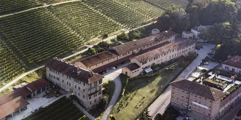 Fontanafredda Gavi di Gavi: Luftaufnahme der Weinberge und des Weinguts im Piemont, umgeben von grünen Rebflächen.