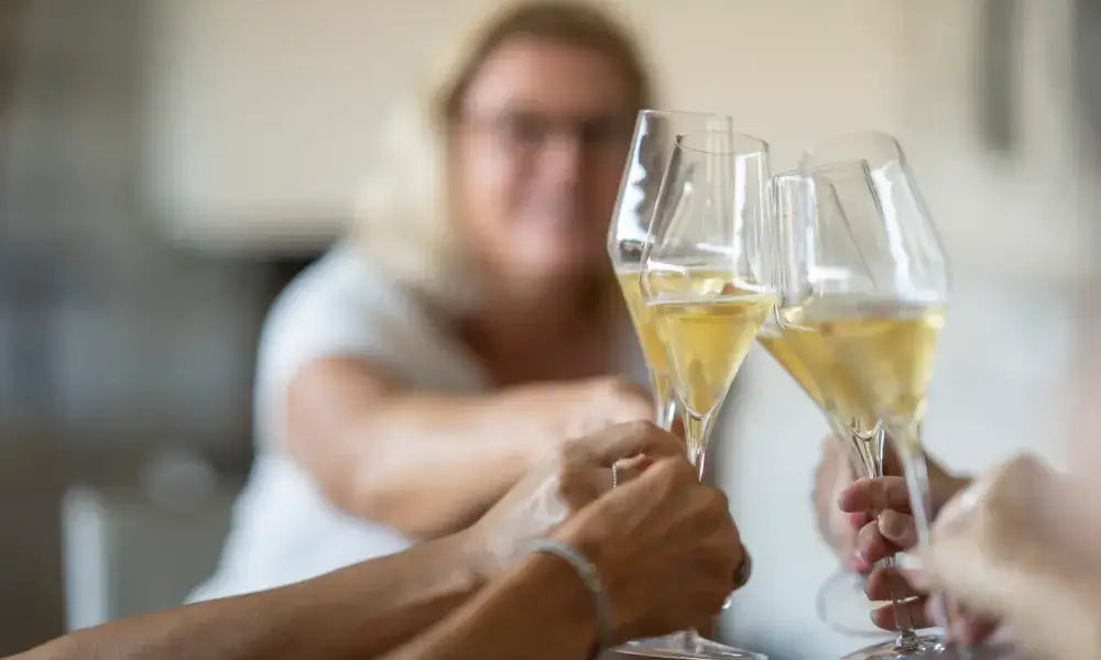 Exklusives Sekt Tasting in Offenburg: Anstoßen mit Schaumwein in geselliger Runde, entspannte Atmosphäre.