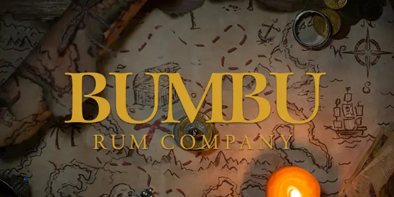 Bumbu Rum Company Logo auf einer alten Schatzkarte mit Kerze und historischen Gegenständen.