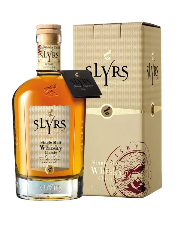 Deutscher Whisky Slyrs Classic, Single Malt, charakterstark mit fruchtigen Aromen, in edler Verpackung.