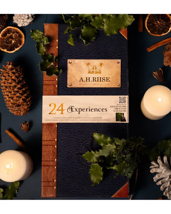 A.H. Riise Rum Adventskalender 2024 mit 24 Türchen für exklusive Rumverkostungen auf festlichem Hintergrund.