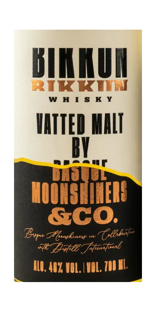spanischer Whisky BIKKUN Vatted Malt von Basque Moonshiners, 700 ml, 40% Vol., elegante Flasche mit goldenen Akzenten.