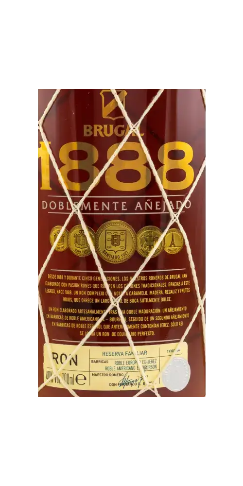 Brugal 1888 Doblemente Añejado Rum aus der Dominikanischen Republik, tiefes Bernstein mit rotem Unterton, im Netzt.