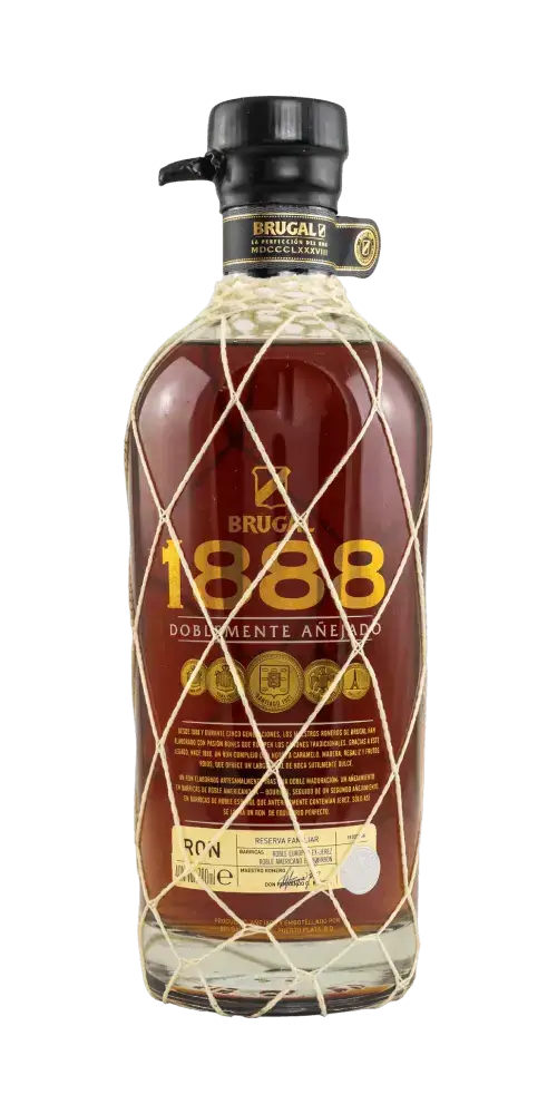 Brugal 1888 Doblemente Añejado Rum aus der Dominikanischen Republik, bernsteinfarben mit fruchtigen und holzigen Noten.