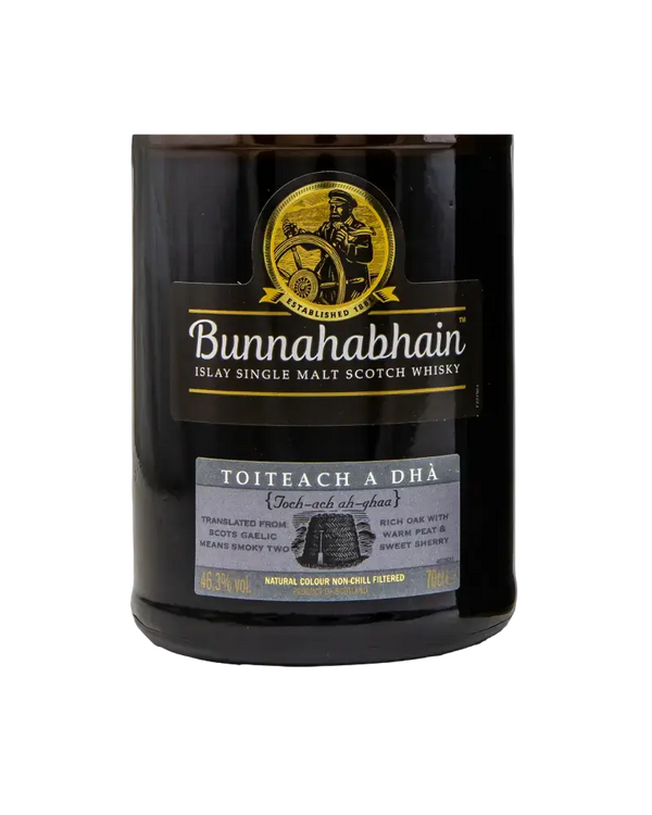 Schottischer Whisky Bunnahabhain Toiteach A Dhà, Islay Single Malt mit Torfnoten und langem Nachklang.